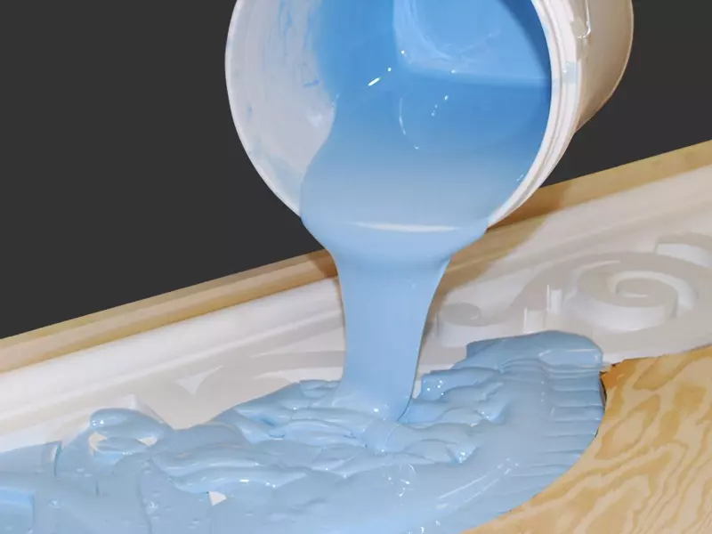 vertiendo silicona