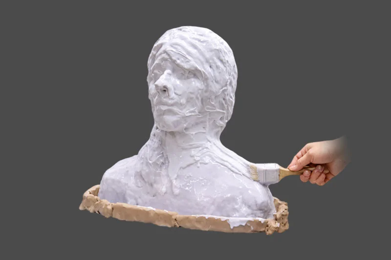 Auftragen von Streichsilikon für eine Skulpturenform