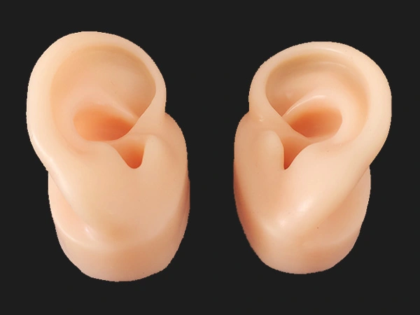 oreja de silicona